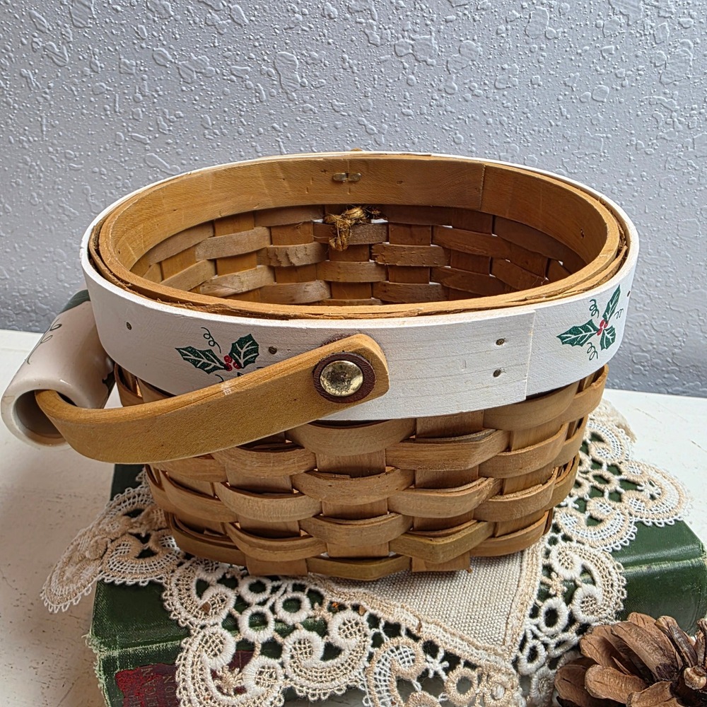 Small Woven Holiday Basket Holly Berry Christmas Country Handle White Green Red - Picture 6 of 7